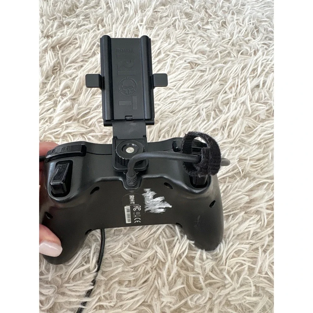 Rotor Riot Wired Game Controller for iOS iPhone RR1800‎ Black with Phone Mount
